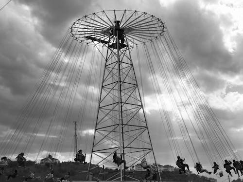 Základová fotografie zdarma na téma černobílý, houpačka židle, kolotoč