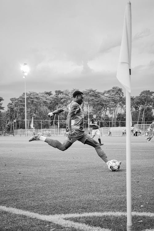 Fotos de stock gratuitas de atleta, balón de fútbol, blanco y negro