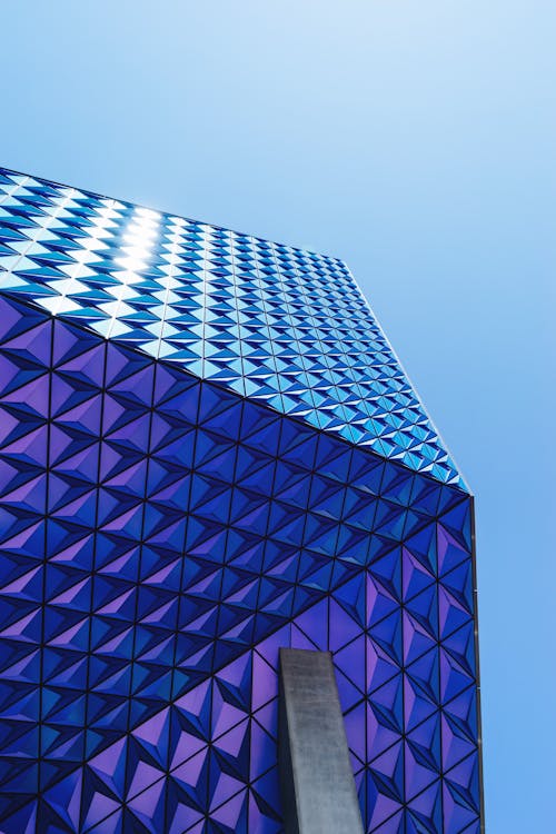 Здание из синего стекла