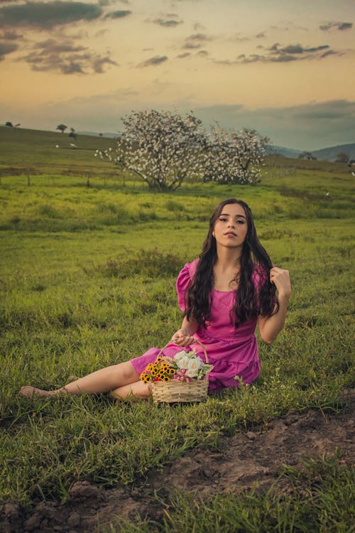Безкоштовне стокове фото на тему «дерево, жінка, квіти»