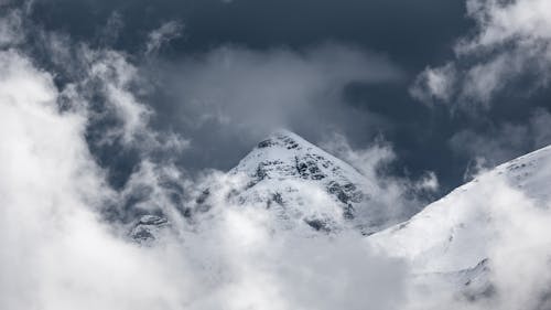 bulutlar, dağ, dağ doruğu içeren Ücretsiz stok fotoğraf