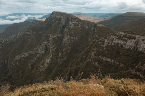 Free Beautiful expansive view of rugged mountains with cloudy skies. Stock Photo