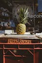 古董音乐商店的橱窗里，一只菠萝放在唱片箱上
