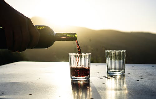 Darmowe zdjęcie z galerii z czerwone wino, kieliszek wina, nalewanie wina