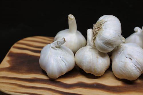 Knoflookbollen Op Bruine Ondergrond