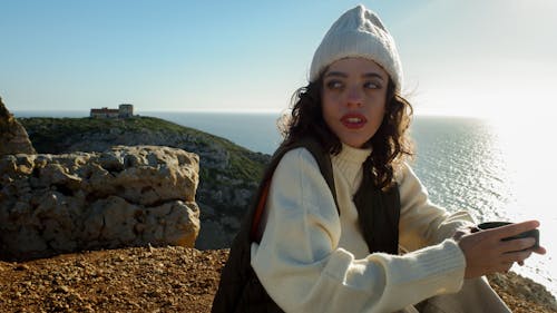 免费 （頂部有小羊毛球的）羊毛帽子, 女人, 懸崖 的 免费素材图片 素材图片