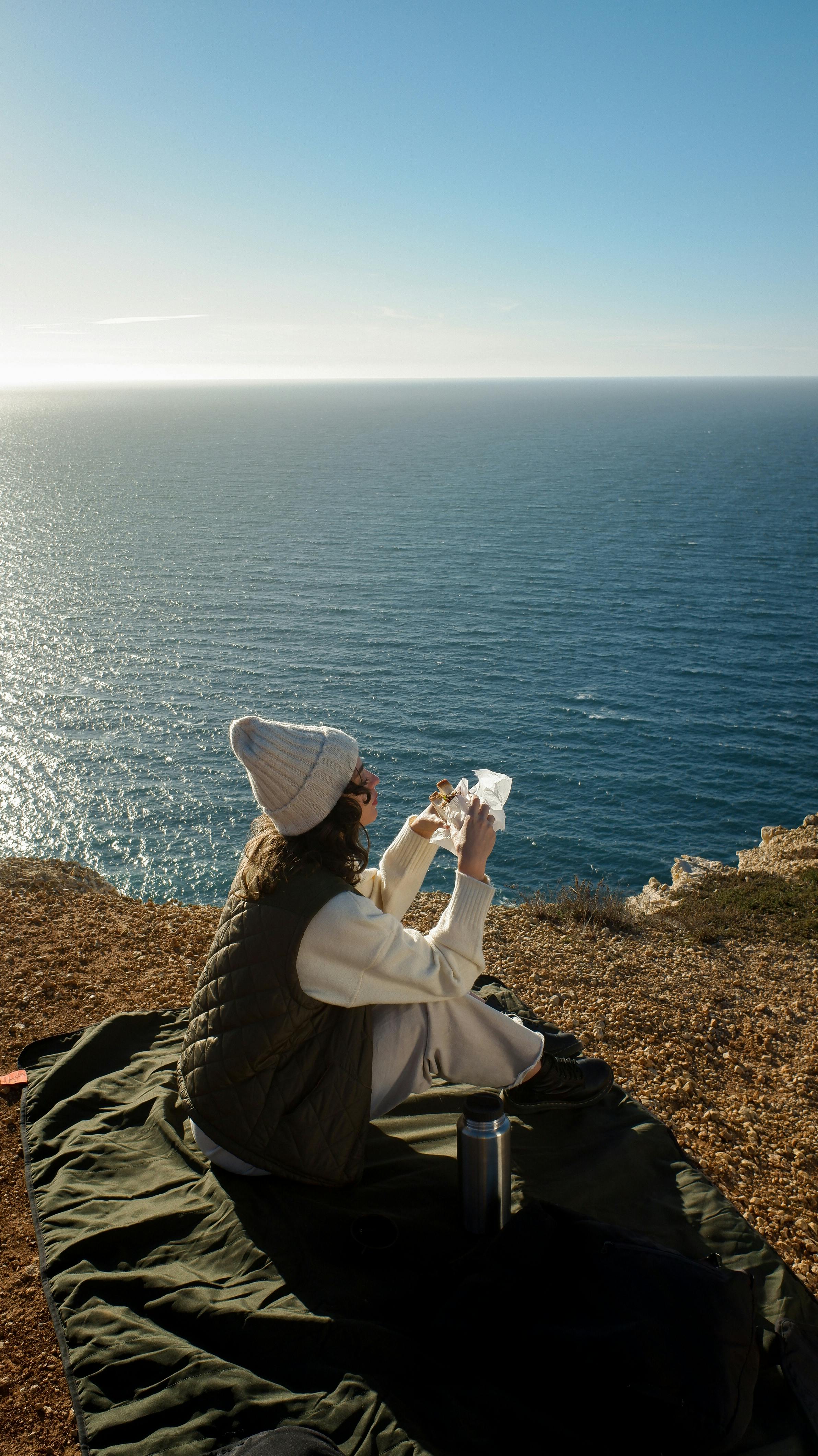 在葡萄牙里斯本，一名妇女在一座悬崖上欣赏海景