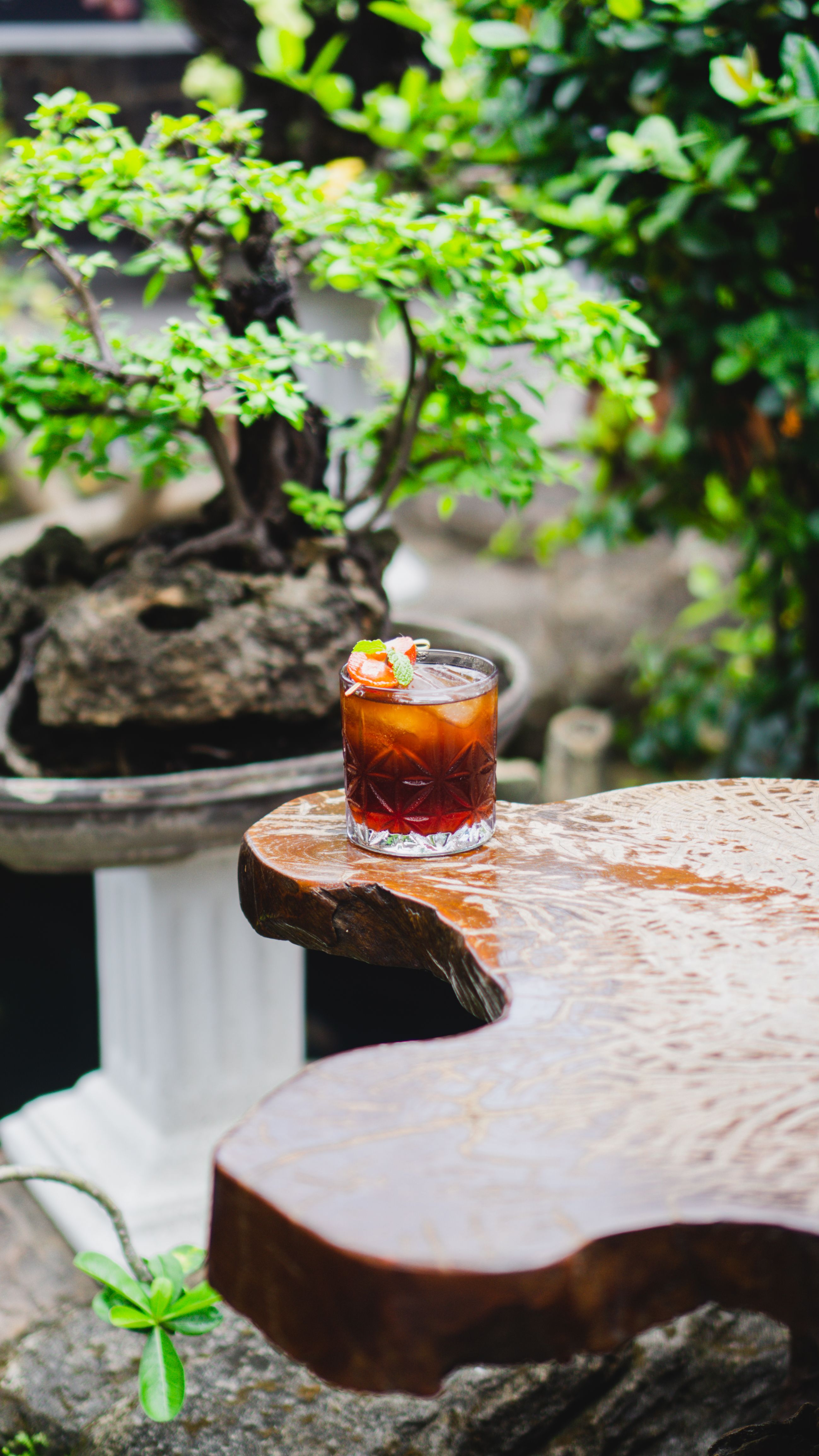 Black Russian cocktail på träbord