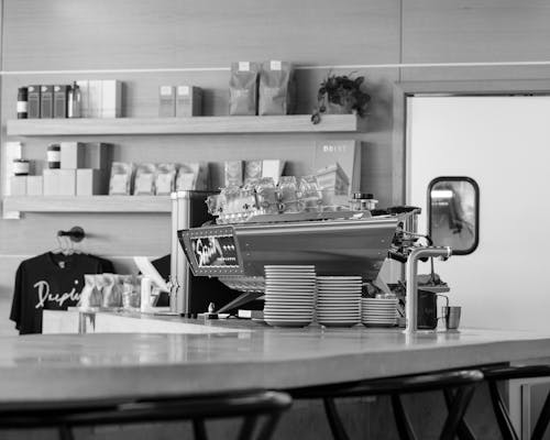Darmowe zdjęcie z galerii z bar, czarno-biały, ekspres do kawy