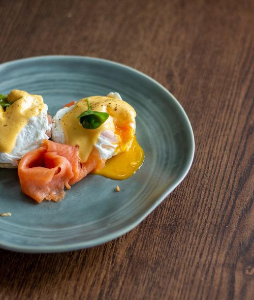 Eggs Benedict mit Lachs und Sauce Hollandaise