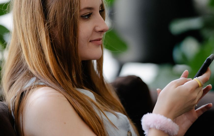 Online dating: starting a conversation on a niche platform