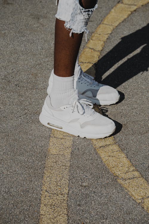 Fotobanka s bezplatnými fotkami na tému biele tenisky, biele topánky, noha