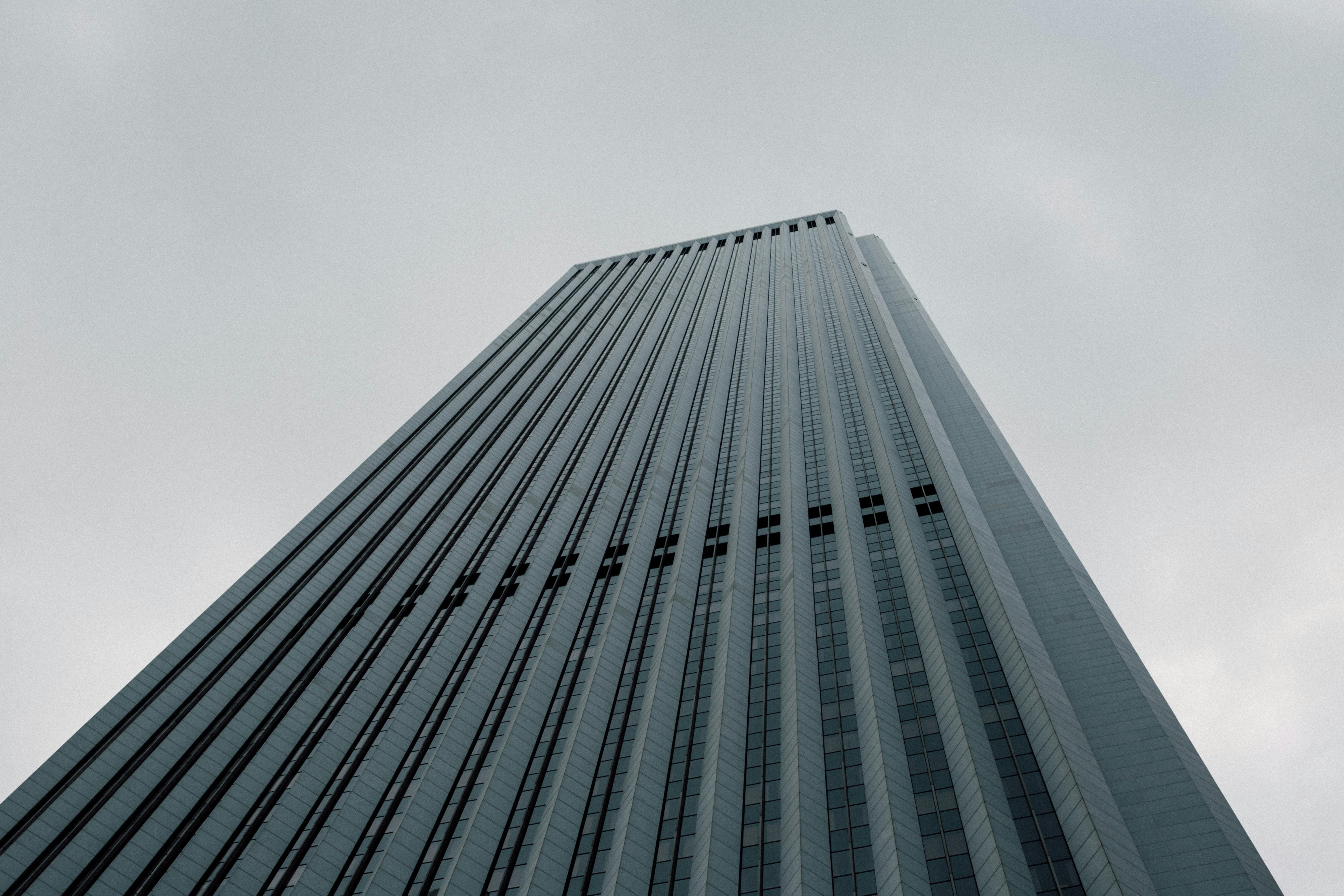 Fotografía De ángulo Bajo De Edificio De Gran Altura · Foto De Stock ...