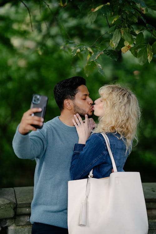 Gratis lagerfoto af blondine, Kærlighed, kort hår