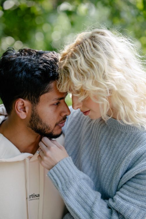 Free A couple sharing an intimate moment outdoors, conveying love and connection. Perfect for lifestyle themes. Stock Photo