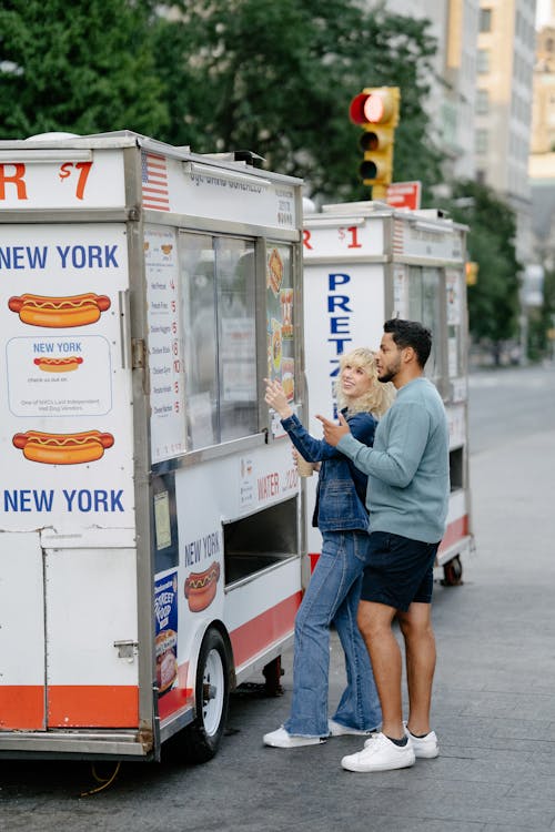 Immagine gratuita di città, coppia, food truck