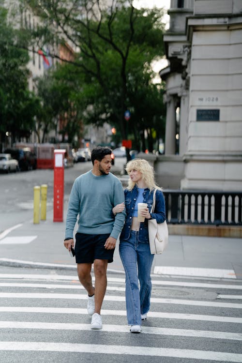 grátis Foto profissional grátis de andando, casal, cidade Foto profissional