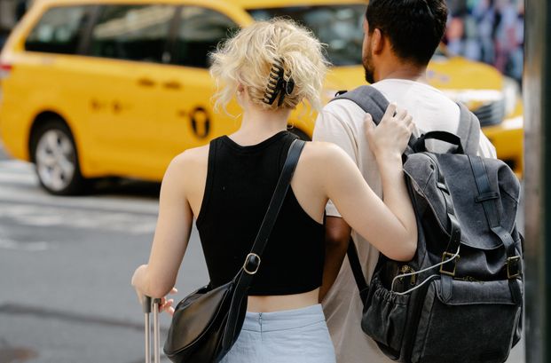 Online dating: starting a conversation on a niche platform