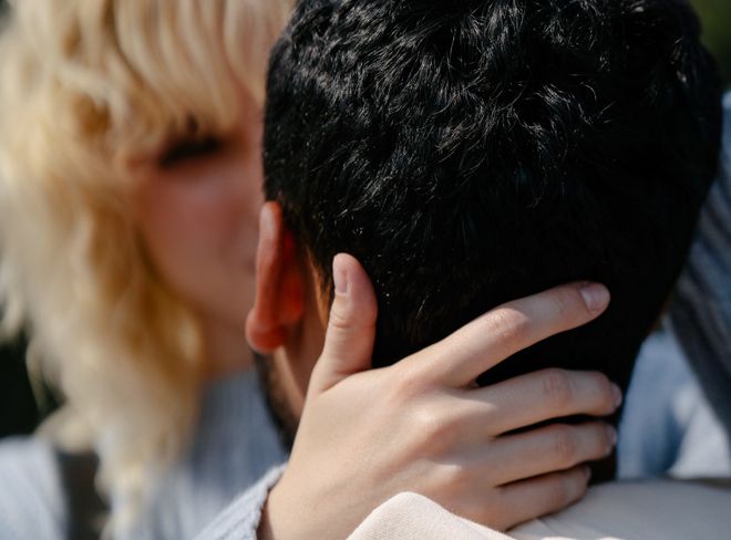 Online dating: starting a conversation on a niche platform