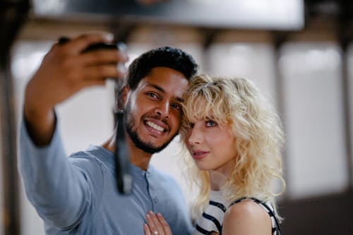 Безкоштовне стокове фото на тему «беручи selfie, блондинка, жінка»