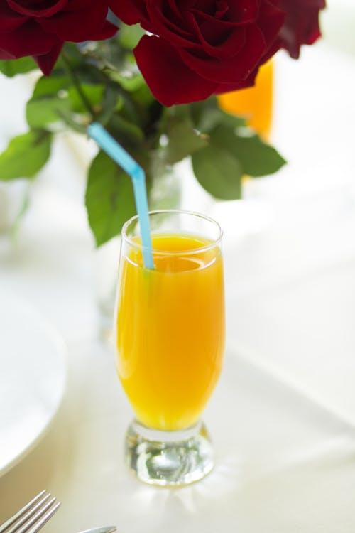 Paille Bleue Dans Un Verre à Boire Transparent