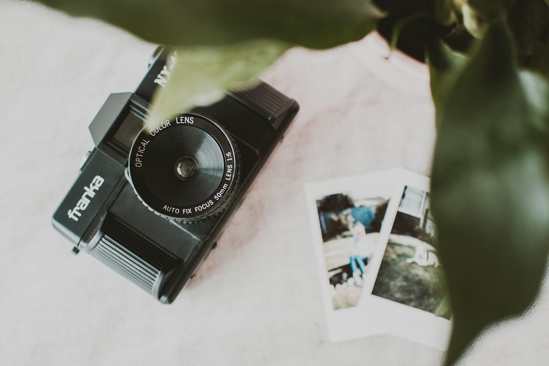 Черный фотоаппарат Франка на белом текстиле