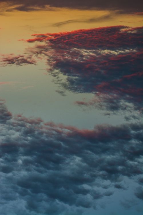 Free A stunning sunset sky with vivid colors and textured clouds creating a dramatic atmosphere. Stock Photo