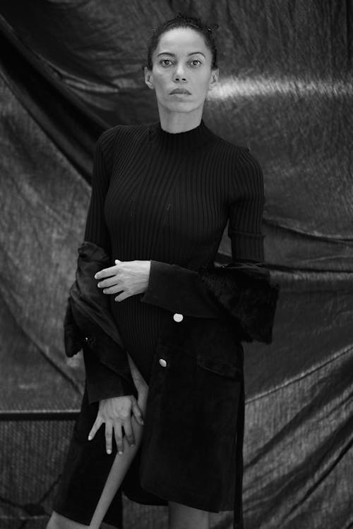 Foto profissional grátis de atraente, casaco preto, fotografia em escala de cinza