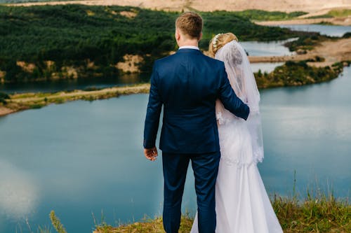 Coppia In Piedi Vicino Al Corpo D'acqua