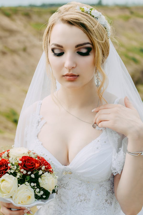 Noiva com vestido elegante de costas