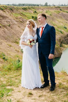 一对夫妇在湖边拍摄婚纱照，享受户外明亮而快乐的婚礼时光