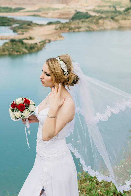 無料 水域の近くに立っている花嫁 写真素材