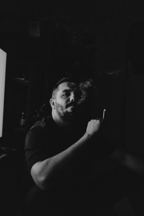 Ingyenes stockfotó cigaretta, dohányzik, fekete ing témában