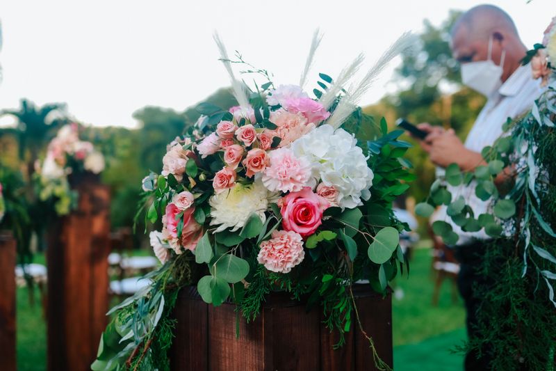 Centro de mesa con flores blancas y verdor