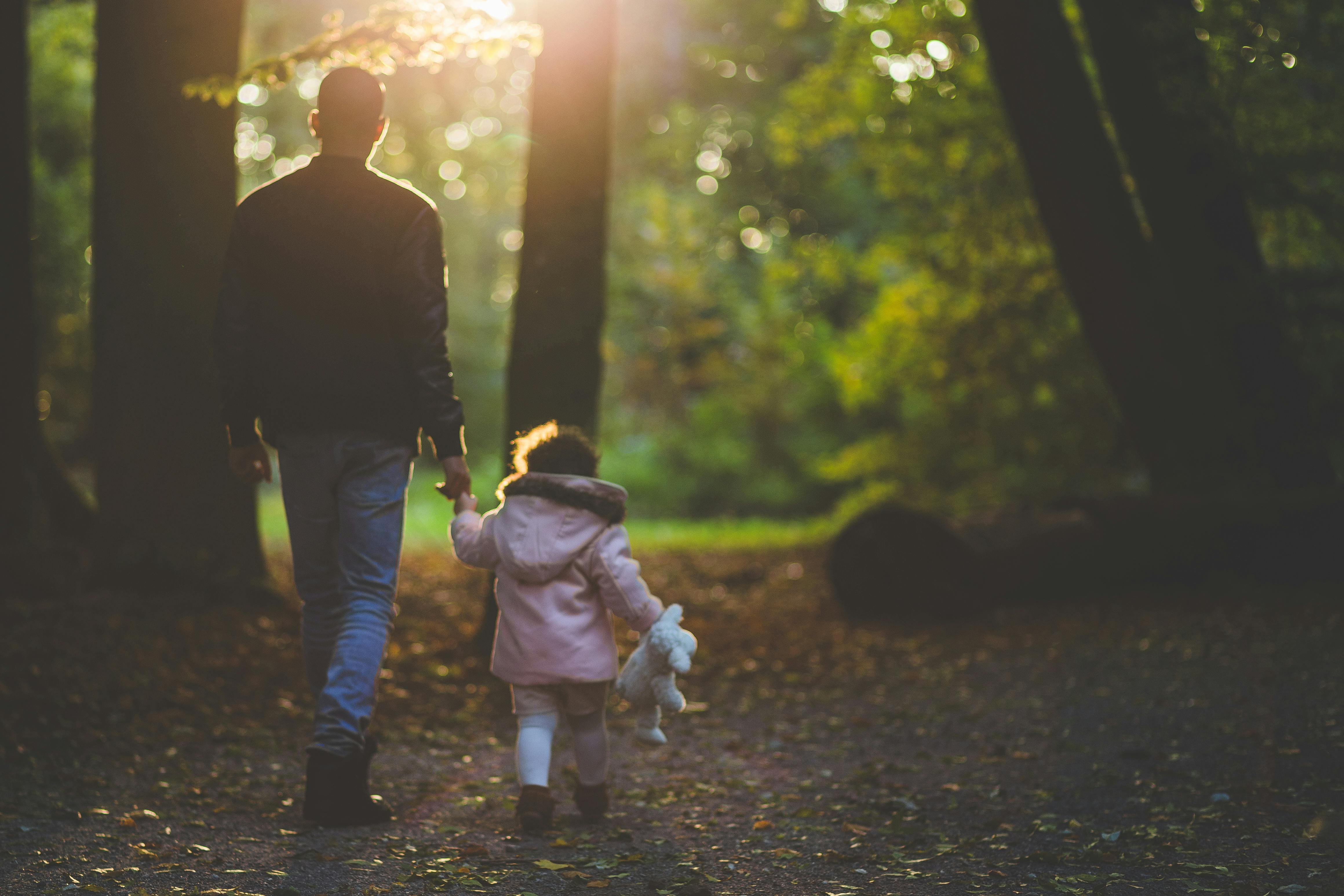 Man holding a child. | Photo: Pexels