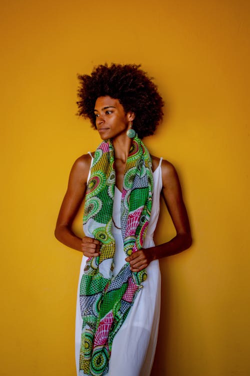 Fotos de stock gratuitas de de pie, fondo amarillo, mujer afroamericana