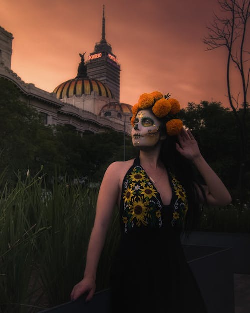 Foto profissional grátis de cultura mexicana, de pé, dia dos mortos