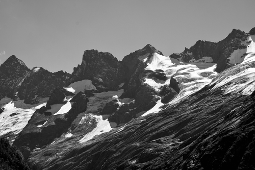 Free Stunning black and white capture of snow-capped mountain peaks with glaciers, showcasing nature's majesty. Stock Photo