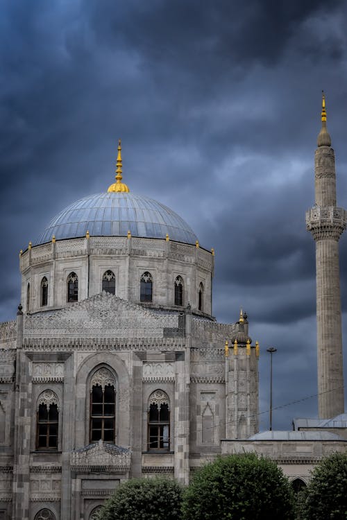 Free Gray Concrete Dome Building Under Cloudy Sky Stock Photo