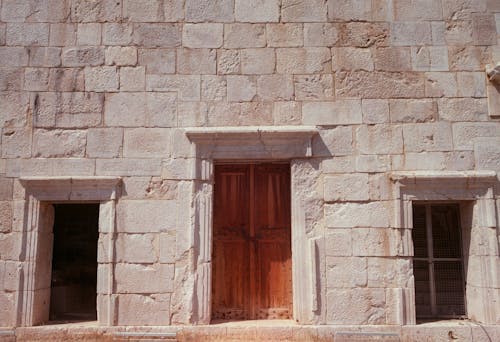 Základová fotografie zdarma na téma dvojitých dveřích, exteriér, kamenná budova
