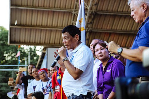 免费 罗德里戈·杜特尔（Rodrigo Duterte）在舞台上 素材图片