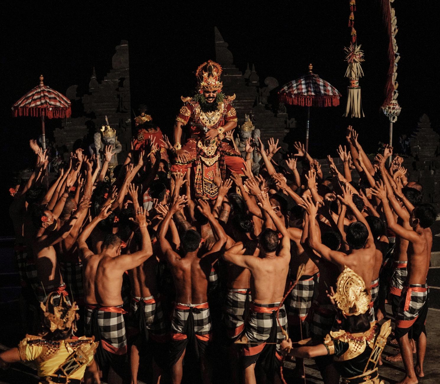 Sân đấu gà Bali truyền thống với khán giả địa phương đứng quanh vòng đấu đất dưới ánh chiều