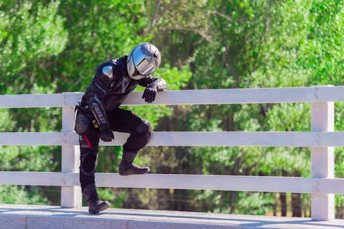 Fotobanka s bezplatnými fotkami na tému biely plot, kožená bunda, motocyklista