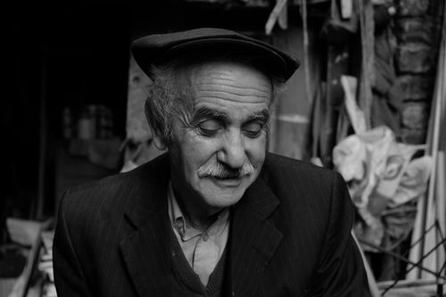 Free Black and white portrait of an elderly man captured outdoors in İstanbul, Türkiye. Stock Photo