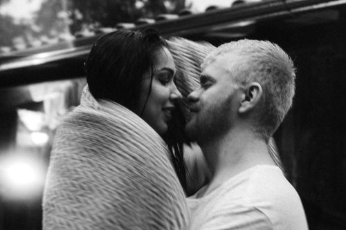 Free A romantic black-and-white photo of a couple embracing closely, exuding warmth and affection. Stock Photo