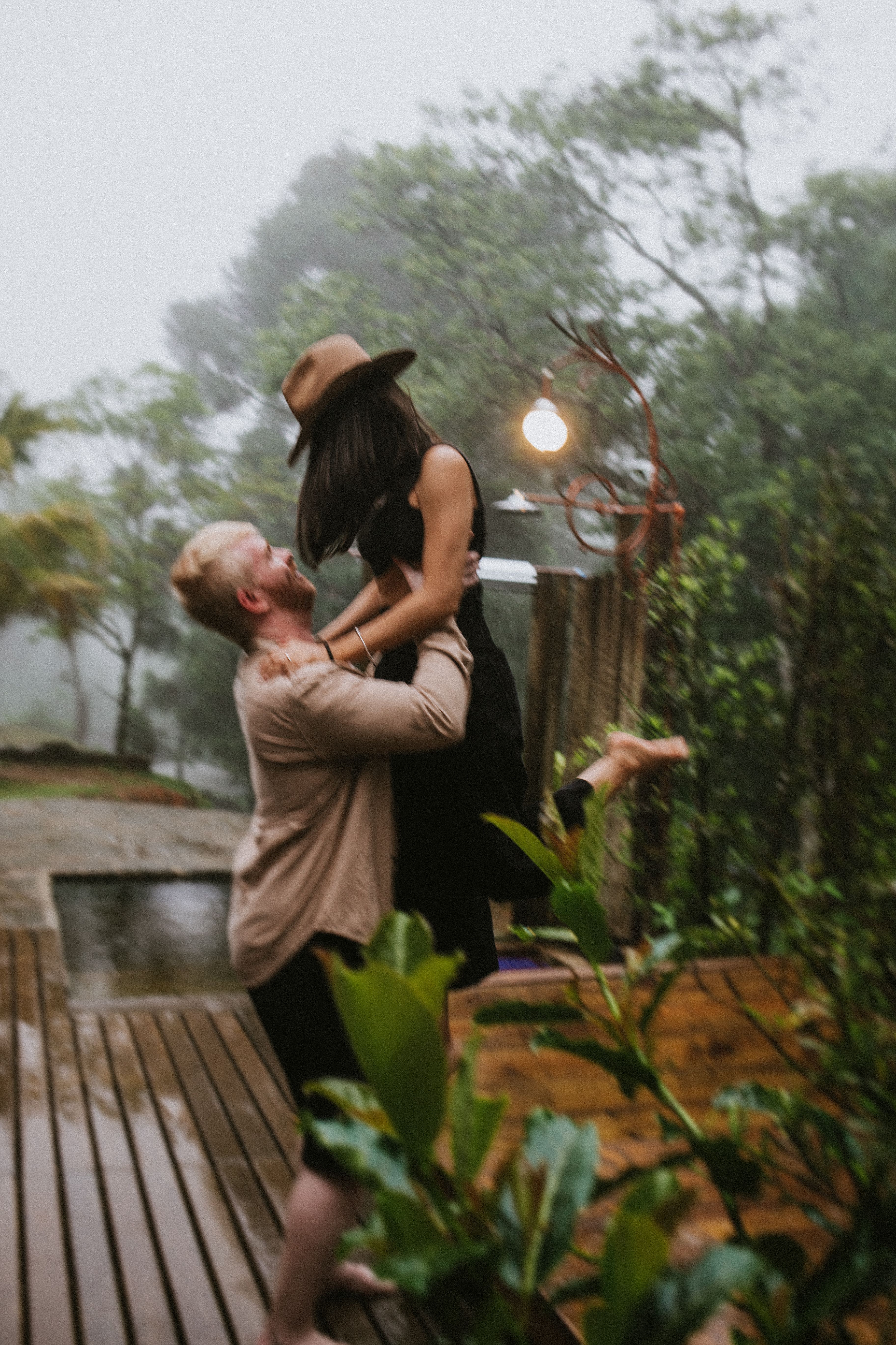 Fotomural Fotos de stock gratuitas de abrazos de pareja, amante de la playa, amor