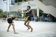 在户外训练课上，男孩们练习泰国传统武术