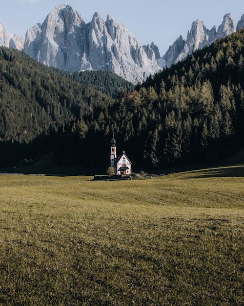 山を背景にした小さな教会