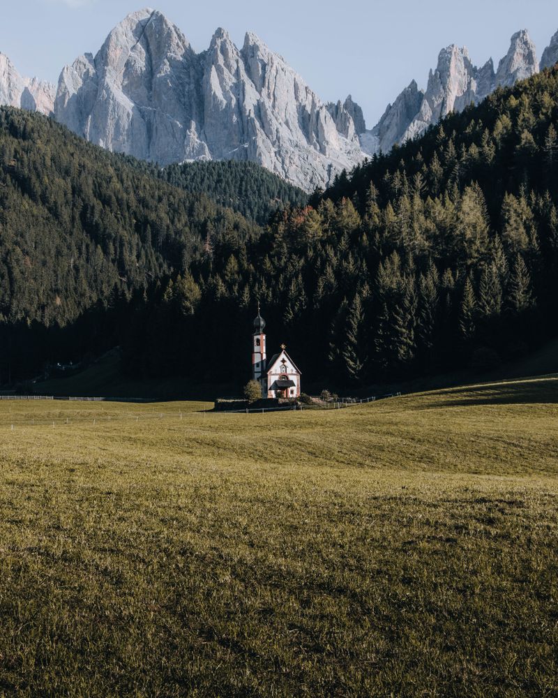 Biserica St. Magdalena din Val di Funes cu vârfurile Odle ale Dolomiților în fundal
