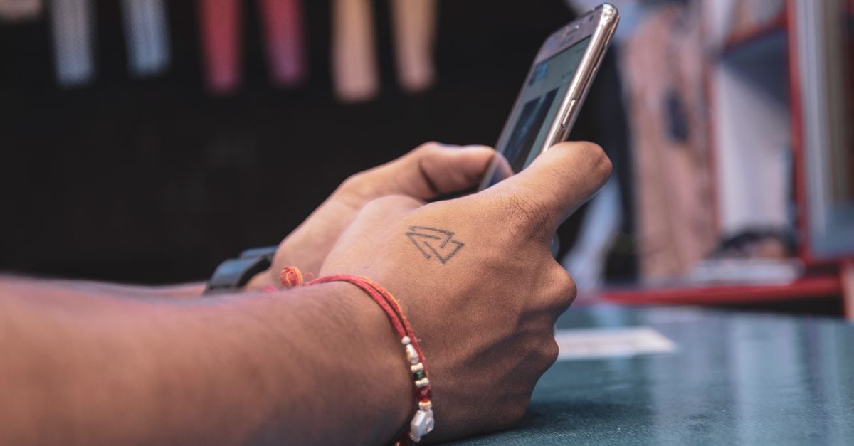 Jak wybrać smartfon — na co realnie patrzeć (a co to marketing)
